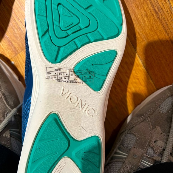 Vionic Reign slip on sneakers 7.5 wide - Picture 2 of 5